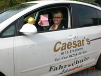 Fahrsch�lerin Ute Gregory nach erfolgreicher Pr�fung
