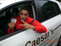 Fahrsch�ler Bayram Toska nach erfolgreicher Pr�fung