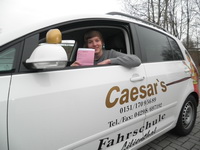 Fahrsch�ler Martin Hesse nach bestandener Pr�fung