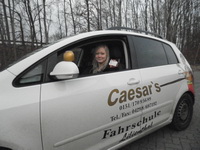 Fahrsch�lerin Anne F�hrmann nach bestandener Pr�fung mit ihrem F�hrerschein