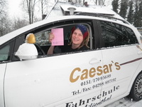 Fahrsch�ler Jean-Louis Hansmann nach bestandener Pr�fung