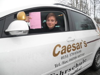 Fahrsch�ler Leo-Luca Zschernack nach erfolgreicher Pr�fung