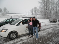 Fahrsch�lerin Janina Kurzer mit Papa B�r nach erfolgreicher Pr�fung