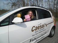 Fahrsch�lerin Christine Falta nach bestandener Pr�fung