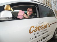 Fahrsch�ler Luca Brandt nach bestandener Pr�fung mit seinem F�hrerschein