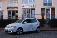 Das Fahrschulauto (ein VW Golf V Plus, 1,9 TDI) vor "Caesars Fahrschule" im "W�rpepark" in Lilienthal