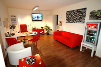Das Foyer von "Caesars Fahrschule" mit TV