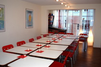 Unterrichtsraum von "Caesars Fahrschule" mit Flipper