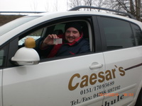 Fahrsch�ler Mike Holzberg nach erfolgreicher Pr�fung (BE)