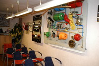Technikwand in der Fahrschule Raimund B�lke
