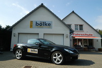 Sport-Cabriolet vor der Fahrschule Raimund B�lke