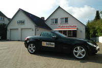 Sport-Cabriolet vor der Fahrschule Raimund B�lke