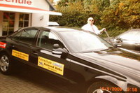 Fahrlehrer Raimund B�lke vor einem seiner Fahrschulautos