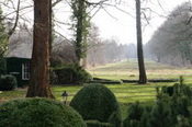 Weiter Ausblick in den gro�z�gigen Garten und die Wiesen der Ferienwohnung am Barkenhoff (Margareta Meyer-Vosskamp), Ostendorfer Utdamm 9, Tel.: 04792/96097, Homepage: www.ferienwohnung-am-barkenhoff.de