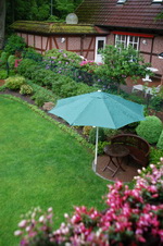 Blick von der Terrasse der Ferienwohnung B�schen in den Garten mit Sitzecke