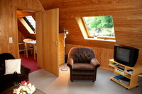 Das gem�tliche Wohnzimmer der Ferienwohnung B�schen mit TV