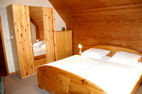 Doppelbett und Kleiderschrank im Schlafzimmer der Ferienwohnung B�schen