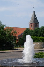Springbrunnen vor der Findorff-Kirche und Friedhof in der Gemeinde Grasberg