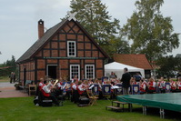Musiker vom "Blasorchester Grasberg" beim Familienfest auf dem Findorffhof in der Gemeinde Grasberg