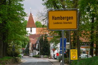Ortschild und Kirche der Samtgemeinde Hambergen