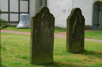 Alte Grabsteine vor der Kirche in der Samtgemeinde Hambergen