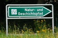 Wegweiser zum Natur- und Geschichtspfad in der Gemeinde H�ttenbusch