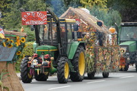 Erntefest-Umzug in der Gemeinde H�ttenbusch