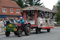 Erntefest-Umzug in der Gemeinde H�ttenbusch