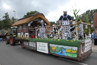 Erntefest-Umzug in der Gemeinde H�ttenbusch