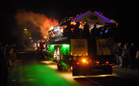 Parade beim H�ttenbuscher Nachtumzug (EWAP - ErnteWagenAbschlu�Party)
