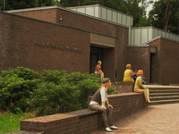 Die Tonfiguren der Bildhauerin Hilde W�rtheim wiesen Besucher auf die Ausstellung "Menschenbilder" (eine Pr�sentation aus den Best�nden der Sammlung zeitgen�ssischer Kunst der Bundesrepublik Deutschland) bis zum 14. August 2011 vor der "Grossen Kunstschau" hin