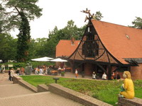 Die Tonfiguren der Bildhauerin Hilde W�rtheim wiesen Besucher auf die Ausstellung "Menschenbilder" (eine Pr�sentation aus den Best�nden der Sammlung zeitgen�ssischer Kunst der Bundesrepublik Deutschland) bis zum 14. August 2011 vor der "Grossen Kunstschau" hin