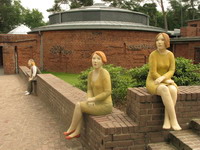 Die Tonfiguren der Bildhauerin Hilde W�rtheim wiesen Besucher auf die Ausstellung "Menschenbilder" (eine Pr�sentation aus den Best�nden der Sammlung zeitgen�ssischer Kunst der Bundesrepublik Deutschland) bis zum 14. August 2011 vor der "Grossen Kunstschau" hin