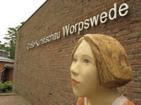 Die Tonfiguren der Bildhauerin Hilde W�rtheim wiesen Besucher auf die Ausstellung "Menschenbilder" (eine Pr�sentation aus den Best�nden der Sammlung zeitgen�ssischer Kunst der Bundesrepublik Deutschland) bis zum 14. August 2011 vor der "Grossen Kunstschau" hin