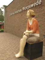 Die Tonfiguren der Bildhauerin Hilde W�rtheim wiesen Besucher auf die Ausstellung "Menschenbilder" (eine Pr�sentation aus den Best�nden der Sammlung zeitgen�ssischer Kunst der Bundesrepublik Deutschland) bis zum 14. August 2011 vor der "Grossen Kunstschau" hin