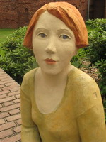 Die Tonfiguren der Bildhauerin Hilde W�rtheim wiesen Besucher auf die Ausstellung "Menschenbilder" (eine Pr�sentation aus den Best�nden der Sammlung zeitgen�ssischer Kunst der Bundesrepublik Deutschland) bis zum 14. August 2011 vor der "Grossen Kunstschau" hin