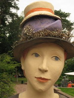 Die Tonfiguren der Bildhauerin Hilde W�rtheim wiesen Besucher auf die Ausstellung "Menschenbilder" (eine Pr�sentation aus den Best�nden der Sammlung zeitgen�ssischer Kunst der Bundesrepublik Deutschland) bis zum 14. August 2011 vor der "Grossen Kunstschau" hin