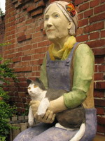 Die Tonfiguren der Bildhauerin Hilde W�rtheim wiesen Besucher auf die Ausstellung "Menschenbilder" (eine Pr�sentation aus den Best�nden der Sammlung zeitgen�ssischer Kunst der Bundesrepublik Deutschland) bis zum 14. August 2011 vor der "Grossen Kunstschau" hin