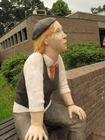 Die Tonfiguren der Bildhauerin Hilde W�rtheim wiesen Besucher auf die Ausstellung "Menschenbilder" (eine Pr�sentation aus den Best�nden der Sammlung zeitgen�ssischer Kunst der Bundesrepublik Deutschland) bis zum 14. August 2011 vor der "Grossen Kunstschau" hin