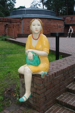 Die Tonfiguren der Bildhauerin Hilde W�rtheim wiesen Besucher auf die Ausstellung "Menschenbilder" (eine Pr�sentation aus den Best�nden der Sammlung zeitgen�ssischer Kunst der Bundesrepublik Deutschland) bis zum 14. August 2011 vor der "Grossen Kunstschau" hin