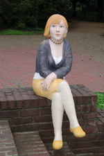 Die Tonfiguren der Bildhauerin Hilde W�rtheim wiesen Besucher auf die Ausstellung "Menschenbilder" (eine Pr�sentation aus den Best�nden der Sammlung zeitgen�ssischer Kunst der Bundesrepublik Deutschland) bis zum 14. August 2011 vor der "Grossen Kunstschau" hin