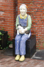 Die Tonfiguren der Bildhauerin Hilde W�rtheim wiesen Besucher auf die Ausstellung "Menschenbilder" (eine Pr�sentation aus den Best�nden der Sammlung zeitgen�ssischer Kunst der Bundesrepublik Deutschland) bis zum 14. August 2011 vor der "Grossen Kunstschau" hin