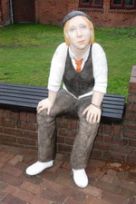 Die Tonfiguren der Bildhauerin Hilde W�rtheim wiesen Besucher auf die Ausstellung "Menschenbilder" (eine Pr�sentation aus den Best�nden der Sammlung zeitgen�ssischer Kunst der Bundesrepublik Deutschland) bis zum 14. August 2011 vor der "Grossen Kunstschau" hin