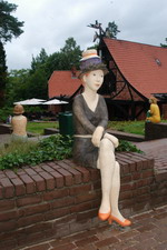 Die Tonfiguren der Bildhauerin Hilde W�rtheim wiesen Besucher auf die Ausstellung "Menschenbilder" (eine Pr�sentation aus den Best�nden der Sammlung zeitgen�ssischer Kunst der Bundesrepublik Deutschland) bis zum 14. August 2011 vor der "Grossen Kunstschau" hin