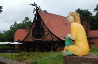 Die Tonfiguren der Bildhauerin Hilde W�rtheim wiesen Besucher auf die Ausstellung "Menschenbilder" (eine Pr�sentation aus den Best�nden der Sammlung zeitgen�ssischer Kunst der Bundesrepublik Deutschland) bis zum 14. August 2011 vor der "Grossen Kunstschau" hin