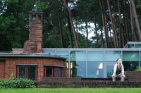 Die Tonfiguren der Bildhauerin Hilde W�rtheim wiesen Besucher auf die Ausstellung "Menschenbilder" (eine Pr�sentation aus den Best�nden der Sammlung zeitgen�ssischer Kunst der Bundesrepublik Deutschland) bis zum 14. August 2011 vor der "Grossen Kunstschau" hin
