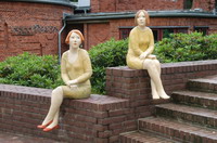 Die Tonfiguren der Bildhauerin Hilde W�rtheim wiesen Besucher auf die Ausstellung "Menschenbilder" (eine Pr�sentation aus den Best�nden der Sammlung zeitgen�ssischer Kunst der Bundesrepublik Deutschland) bis zum 14. August 2011 vor der "Grossen Kunstschau" hin