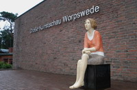 Die Tonfiguren der Bildhauerin Hilde W�rtheim wiesen Besucher auf die Ausstellung "Menschenbilder" (eine Pr�sentation aus den Best�nden der Sammlung zeitgen�ssischer Kunst der Bundesrepublik Deutschland) bis zum 14. August 2011 vor der "Grossen Kunstschau" hin
