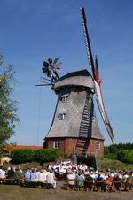 Chor beim M�hlenfest vor der M�hle von L�bberstedt im Landkreis Osterholz