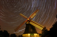 Sternenhimmel �ber der M�hle von Worpswede als "Strichspurfotografie" - ca. 2 2/1 Stunden belichtete der Astro-Fotograf Gerald Willems (Ottersteiner Vorweide 10, 28879 Grasberg, Tel.: 04792/951196, Fax.: 04792/951708, Mail: gwaquarius@t-online.de, Homepage: www.gwaquarius.com) daf�r sein Bild